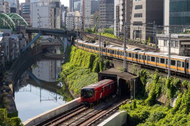 Tokyo, Japonya - 18 Mayıs 2024: Tokyo 'da Ochanomizu Tren İstasyonu ve Kanda Nehri yakınlarındaki tren kavşağı. Tokyo 'da Ochanomizu Tren İstasyonu ve Nehir Kanda kavşağı