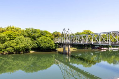 Okayama, Japonya - 10 Mayıs 2024: Okayama City, Japonya 'daki Asahi nehri üzerindeki Tsukimi köprüsü. Okayama 'daki Tsukimi-bashi köprüsü Okayama Kalesi ve Korakuen' i birbirine bağlıyor.