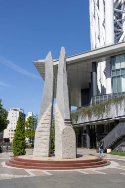 Tokyo, Japonya-11 Mayıs 2024: Tokyo Skytree 'nin altındaki ticari tesis olan Tokyo Solamachi' de soyut heykel.