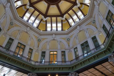 Tokyo, Japonya... 11 Mayıs 2024 Tokyo tren istasyonunun güzel mimarisi. Burası Tokyo, Japonya 'daki en eski ve en güzel tren istasyonu.