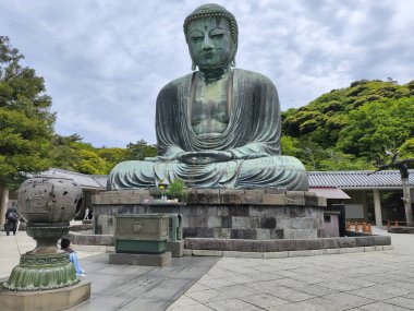 Kamakura, Japonya- 14 Mayıs 2024: Kamakura, Japonya 'daki Kamakura tapınağındaki Kamakura Daibutsu heykeli