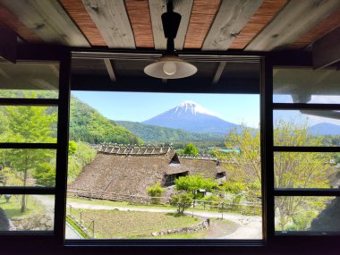 Kawaguchiko, Japonya- 16 Mayıs 2024: Saiko Iyashi no Sato Nenba veya Kawaguchiko, Japonya 'daki Geleneksel Japon Köyü. Burası Fuji Dağı 'na yakın eski çiftlik evlerini birleştirmek için güzel bir yer.