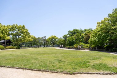 Okayama, Japonya - 10 Mayıs 2024 Okayama Kalesi 'nin önündeki bahçe. Hideie Ukita tarafından yapılmış bir kale, Toyotomi Hideyoshi 'nin bir kölesi ve Toyotomi' nin beş büyüklerinden biri.