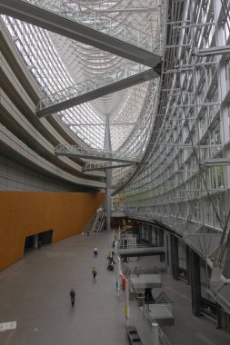 Tokyo, Japonya - 13 Mayıs 2024: Japonya 'daki Tokyo Uluslararası Forum' un halka açık salonu. Modern mimarinin harika bir örneği..