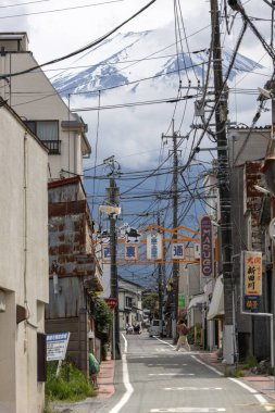 Shimoyoshida, Japonya - 15 Mayıs 2024: Shimoyoshida, Japonya 'daki Nishi Ura Doori Caddesi' nden Fuji Dağı 'na doğru bakın. Şehir ve Mt. Dağın çarpıcı derecede fotojenik bir manzarası var. Fuji