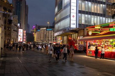 Guangzhou, Çin - 7 Haziran 2024: Guangzhou 'da Pekin caddesinde yürüyen insanlar. Bu sokakta tanınmış markalardan geleneksel kıyafetlere kadar her şey var.