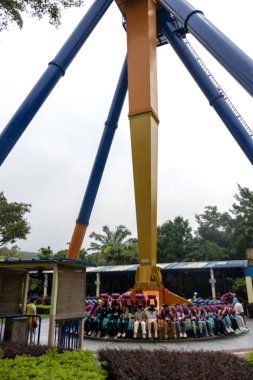 Guangzhou, Çin - 8 Haziran 2024: Chimelong Paradise, Guangzhou 'da dev frizbi. Chimelong Paradise Çin 'deki en büyük eğlence parkı.