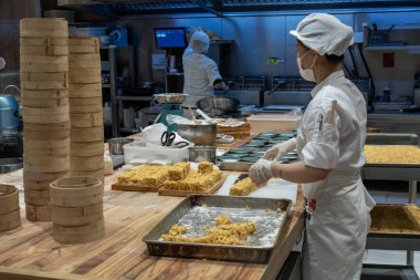 Guangzhou, Çin-7 Haziran 2014: Guangzhou, Çin 'de bir restoranda yemek hazırlığı.