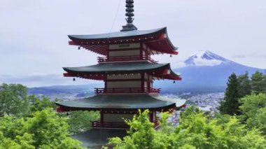Shimoyoshida, Japonya - 15 Mayıs 2024: Japonya 'daki Arakurayama Sengen Parkı' nda Chureito Pagoda ile Fuji Dağı 'nın manzarası