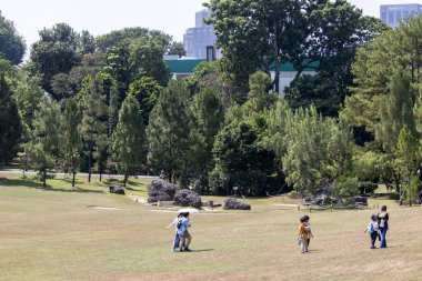 Singapur - 28 Haziran 2024: Ev tanıtımı sırasında insanlar Istana 'yı ziyaret ediyor. Istana, Singapur cumhurbaşkanının resmi ikamet yeri ve ofisidir..