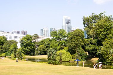 Singapur - 28 Haziran 2024: Ev tanıtımı sırasında insanlar Istana 'yı ziyaret ediyor. Istana, Singapur cumhurbaşkanının resmi ikamet yeri ve ofisidir..