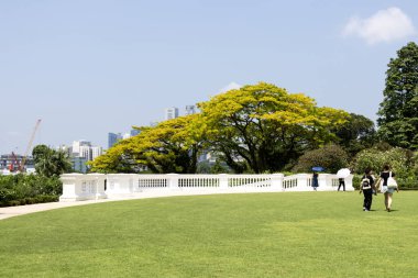 Singapur, 28 Haziran 2024, Istana 'nın ön bahçesi. 1869 yılında tamamlanan Istana, Singapur 'un bağımsızlığının ve egemenliğinin bir sembolüdür..