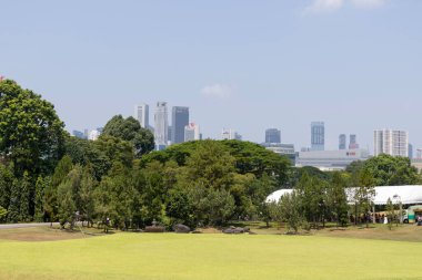 Singapur - 28 Temmuz 2024: Singapur 'daki Istana' nın içinde şehir manzaralı bereketli bir yer. Saray resmi tatillerde halka açıktır.