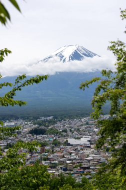 Baharda Japonya 'da Fuji Dağı ve Shimoyoshida' nın manzarası.