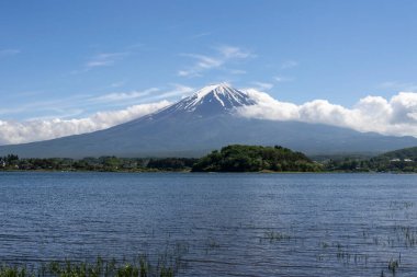 Japonya, Kawaguchiko Gölü 'nden Fuji Dağı manzaralı. Kawaguchiko Gölü bu ünlü göl bölgesine giriş noktası olarak hizmet vermektedir.