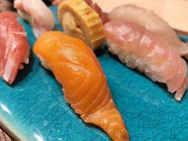 Suşi tabağı, tabakta çiğ balık ve pirinç çerezi seçimi.