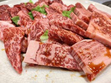 Japon usulü ızgara et. Kaliteli Japon wagyu bifteği bbq için tabakta dilimlenmiş.