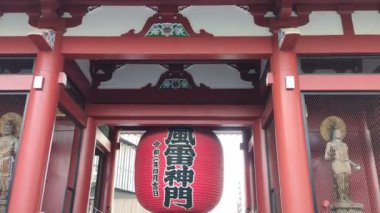 Tokyo, Japonya - 11 Mayıs 2024: Senso-ji 'deki Kaminarimon Kapısı Tokyo' daki en eski Budist tapınağıdır. Kırmızı fenerde Japonca kelime Furaijinmon