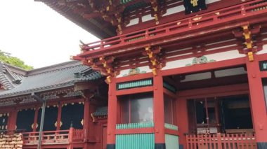 Kamakura, Japonya - 14 Mayıs 2024: Japonya, Kamakura 'daki Tsurugaoka Hachimangu Tapınağı manzarası. Bu güzel tapınak 800 yıldan fazladır var.