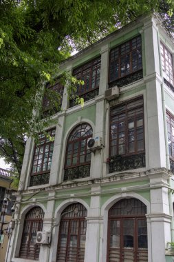 Guangzhou, Çin - 6 Haziran 2024: Shamian adasının köşesindeki eski Avrupa tarzı bina. Bu küçük ada müreffeh bir yabancı bölge olarak kullanılıyor. Birçok egzotik binası var..