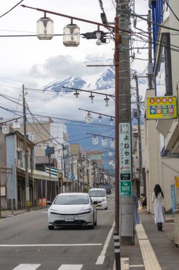 Shimoyoshida, Japonya - 15 Mayıs 2024: Shimoyoshida Honcho Caddesi 'nden Fuji Dağı' na doğru bakın. Bu yol Fuji Dağı 'nı ve şehri birbirine bağlar.