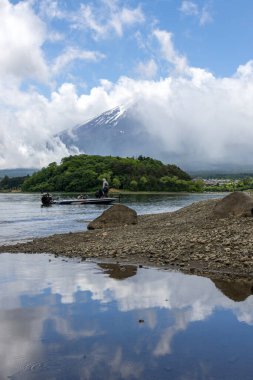 Kawaguchiko, Japonya - 16 Mayıs 2024: Kawaguchiko Gölü 'nden Fuji Dağı manzarası. Kawaguchiko Gölü bu ünlü göl bölgesine giriş noktası olarak hizmet vermektedir.