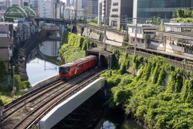 Tokyo, Japonya - 18 Mayıs 2024: Tokyo 'da Ochanomizu Tren İstasyonu ve Kanda Nehri yakınlarındaki tren kavşağı. Tokyo 'da Ochanomizu Tren İstasyonu ve Nehir Kanda kavşağı