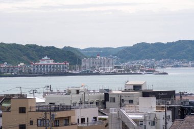 Kamakura, Japonya - 14 Mayıs 2024 Kamakura 'da bir dağ tapınağının avlusundan körfeze doğru bakan.