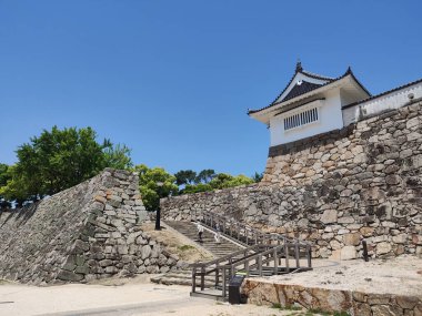 Okayama, Japonya - 10 Mayıs 2024 Japonya 'daki Okayama Kalesi' nin etrafındaki taş duvar. Bu da Edo Dönemi 'nin en büyük şatolarından biriydi ama ne yazık ki 1945' teki hava saldırılarında yok edildi.