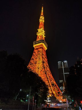 Tokyo, Japonya-10 Mayıs 2024: İsyan açısından gece renkli Tokyo kulesi.