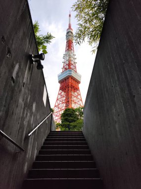 Tokyo, Japonya - 11 Mayıs 2024: Shiba Park civarından Tokyo Kulesi manzarası. Japonya. Bu bir iletişim ve gözlem kulesi.