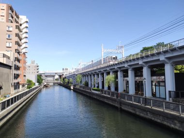 Tokyo, Japonya- 11 Mayıs 2024: Tokyo 'daki Kita Jyukken-gawa' dan yerel bir tren geçiyor.