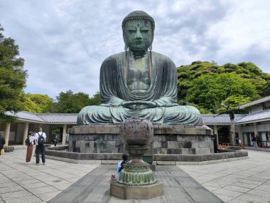 Kamakura, Japonya- 14 Mayıs 2024: Kamakura, Japonya 'daki Kamakura tapınağındaki Kamakura Daibutsu heykeli