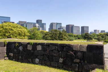 Tokyo, Japonya - 11 Mayıs 2024: Edo Kalesi Harabeleri veya Chiyoda Kalesi, Japonya 'nın en büyük kalesi Tokyo İmparatorluk Sarayı' nın bir parçasıdır ve güçlü Tokugawa Shogun 'un evidir.