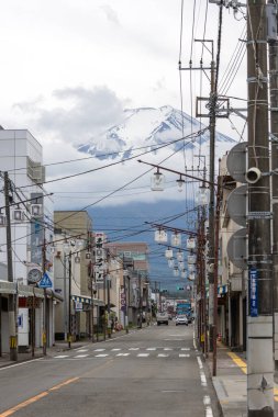 Shimoyoshida, Japonya - 15 Mayıs 2024: Shimoyoshida Honcho Caddesi 'nden Fuji Dağı' na doğru bakın. Bu yol Fuji Dağı 'nı ve şehri birbirine bağlar.