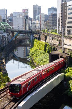 Tokyo, Japonya - 18 Mayıs 2024: Tokyo 'da Ochanomizu Tren İstasyonu ve Kanda Nehri yakınlarındaki tren kavşağı. Tokyo 'da Ochanomizu Tren İstasyonu ve Nehir Kanda kavşağı