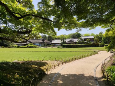 Okayama, Japonya - 10 Mayıs 2024 Okayama Kalesi 'nin önündeki bahçe. Hideie Ukita tarafından yapılmış bir kale, Toyotomi Hideyoshi 'nin bir kölesi ve Toyotomi' nin beş büyüklerinden biri.