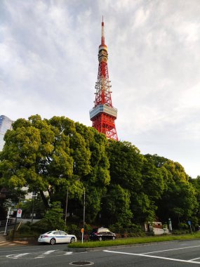 Tokyo, Japonya - 11 Mayıs 2024: Shiba Park civarından Tokyo Kulesi manzarası. Japonya. Bu bir iletişim ve gözlem kulesi.