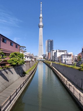 Tokyo, Japonya - 11 Mayıs 2024: Tokyo Skytree, Tokyo, Japonya 'da bir yayın ve gözlem kulesi. 2010 yılında Japonya 'daki en yüksek yapı oldu.
