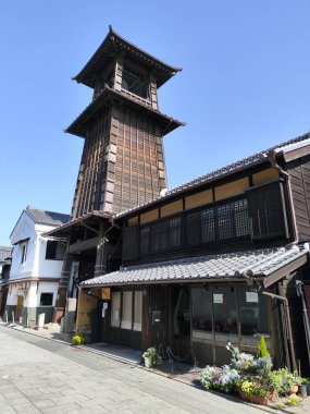 Kawagoe, Japonya- 17 Mayıs 2024: Japonya 'nın Saitama ilindeki Kawagoe şehri. Time 's Bell adında çan kulesi olan küçük bir caddenin manzarası.