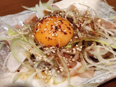 Yukhoe usulü çiğ yumurta ve soğanlı tavuk, Kore usulü doğranmış çiğ ettir.