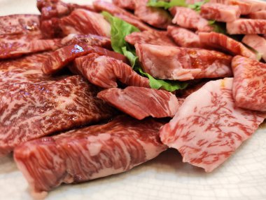 Japon usulü ızgara et. Kaliteli Japon wagyu bifteği bbq için tabakta dilimlenmiş.