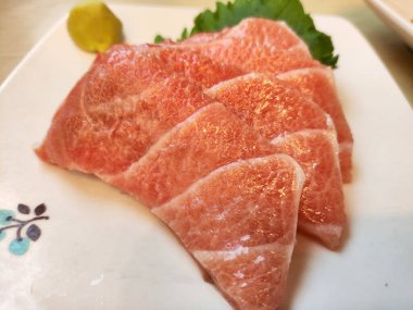 Yağlı ton balıklı saşimi otoro çiğ yemek. Otoro sashimi (Mavi yüzgeçli ton balığı göbeği)