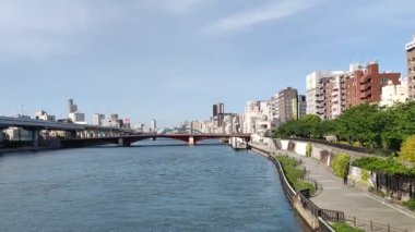 Tokyo, Japonya - 11 Mayıs 2024: Sumida Nehri ve Tokyo 'daki yüksek binalar