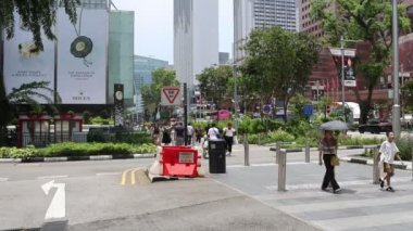 Singapur - 6 Eylül 2023: Orchard Yolu 'nu geçen insanlar. Orchard Yolu, Singapur 'un perakende ve eğlence merkezi olan 2,2 kilometre uzunluğunda bir bulvar..