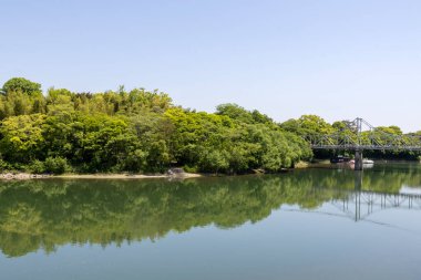 Okayama, Japonya - 10 Mayıs 2024: Okayama City, Japonya 'daki Asahi Nehri manzarası. Okayama Kalesi ve Korakuen bu nehrin tam karşısındaki yerdeler..