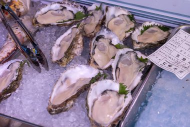 Yarım kabuklu istiridye ve biraz limon suyu.