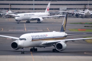 Tokyo, Japonya-19 Mayıs 2024: Japonya 'daki Tokyo Haneda Havaalanı' nda (HND) pist üzerinde Singapur Havayolları.