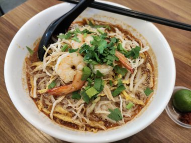 Kuching, Sarawak Laksa 'dan popüler Malezya yemeği baharatlı şehriye çorbası türü bir işportacı yemeği.
