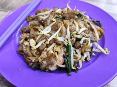 Karidesli ünlü Penang Char Kuey Teow. Malezya 'da meşhur bir sokak yiyeceğidir.